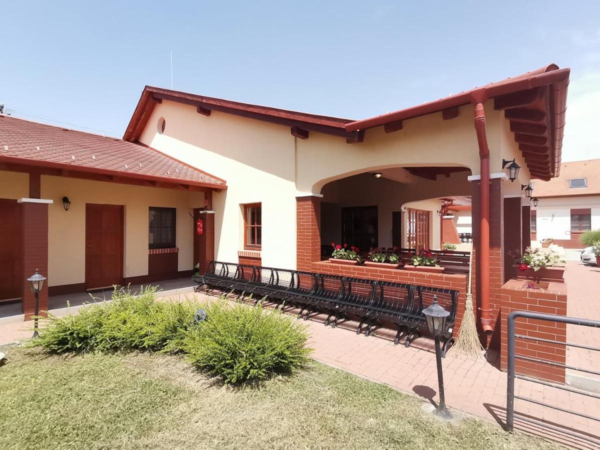 Balmazújváros Kamilla Panzio Es Rendezvenyhaz B&B 외부 사진