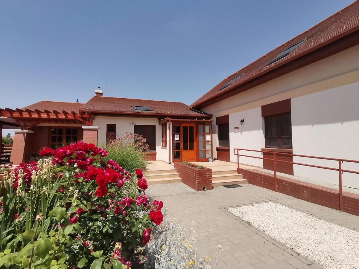 Balmazújváros Kamilla Panzio Es Rendezvenyhaz B&B 외부 사진
