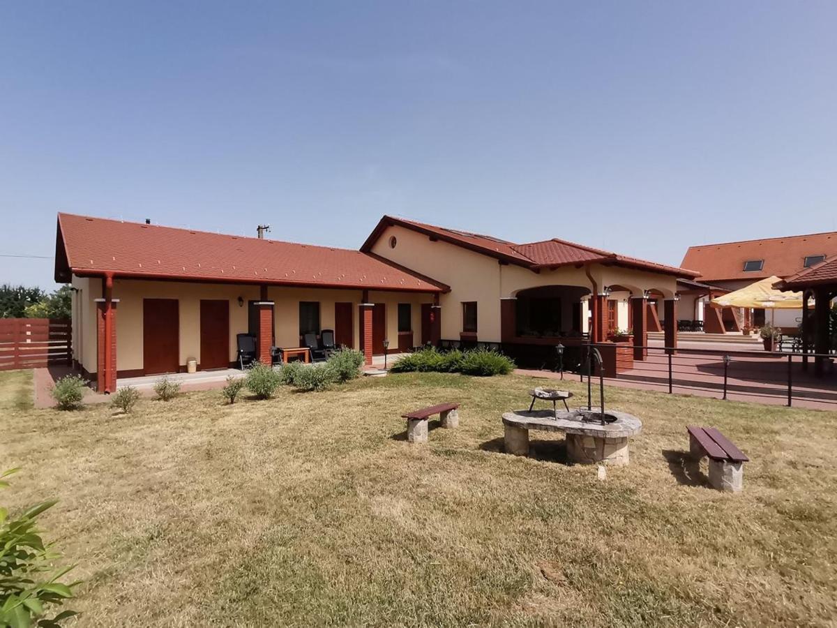 Balmazújváros Kamilla Panzio Es Rendezvenyhaz B&B 외부 사진